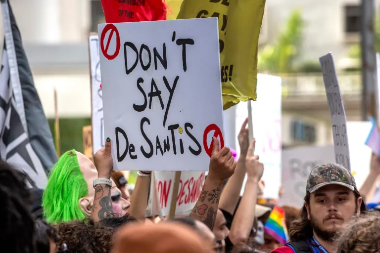 Manifestantes en Miami tachan a DeSantis de fascista y racista