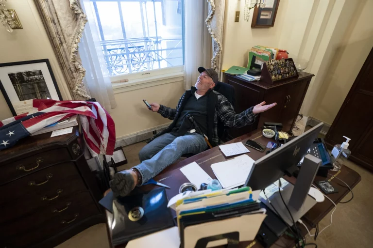 Más de cuatro años de cárcel para sujeto que se sentó en el despacho de Nancy Pelosi