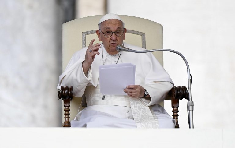 “Necesitamos periodistas libres” para no olvidar el sufrimiento: papa Francisco