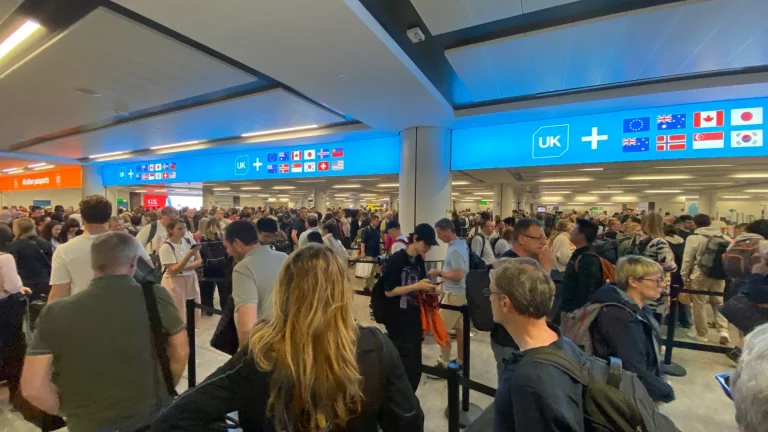 Largas filas en aeropuertos británicos tras fallas en el control electrónico de pasaportes