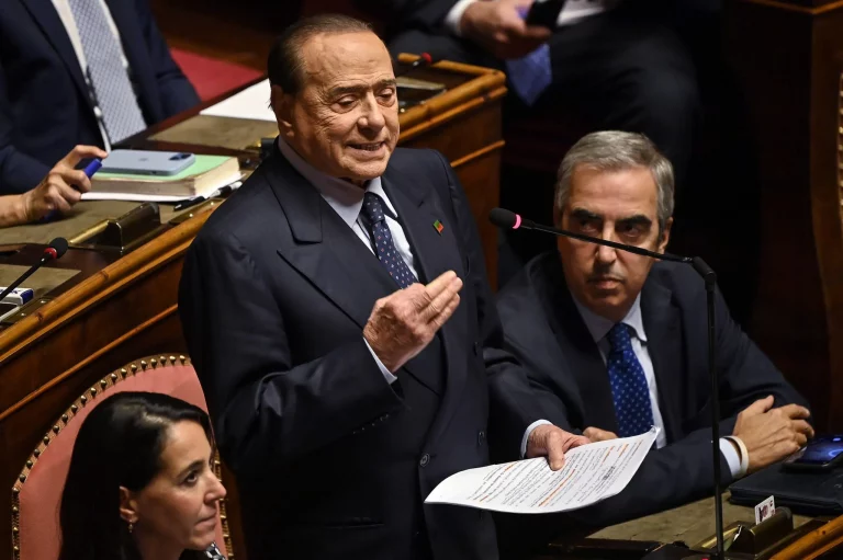 Berlusconi reaparece tras hospitalización: “Estoy listo para retomar la batalla”