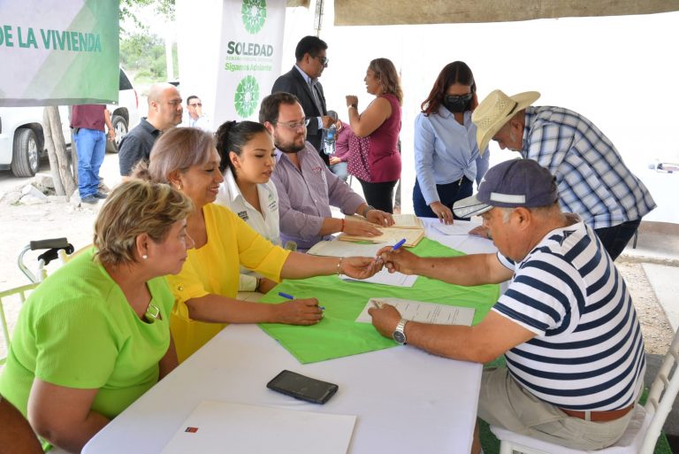 Leonor Noyola entrega escrituras en colonia Genaro Vázquez