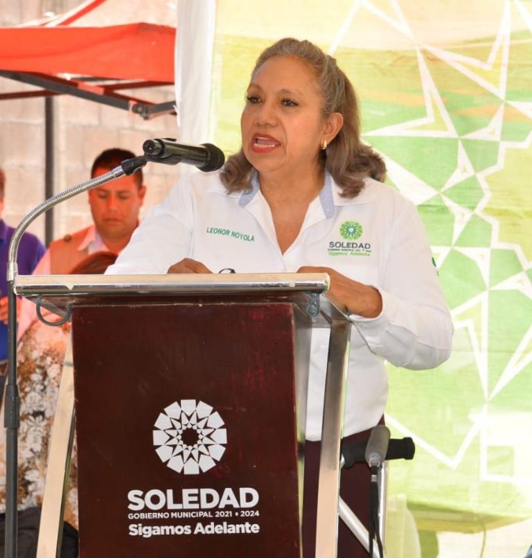 Leonor Noyola entrega apoyos económicos a adultos mayores
