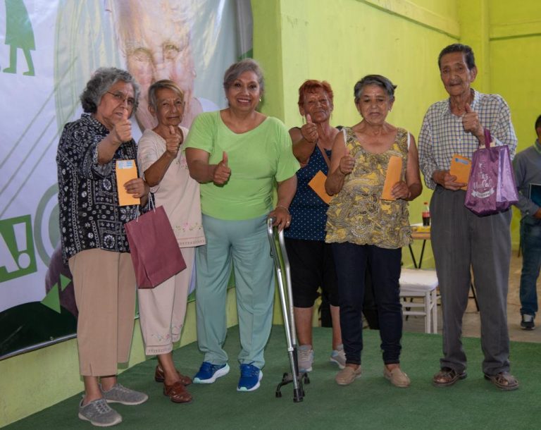 Leonor Noyola entrega mas apoyos a adultos mayores