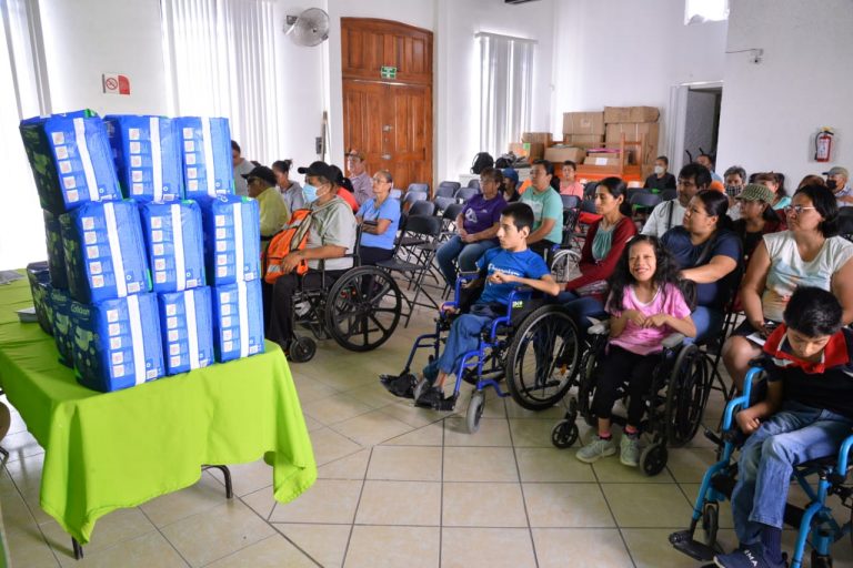 DIF de Soledad entrega becas de transporte y pañales