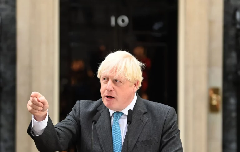 Oposición acusa a Boris Johnson de “cobarde”