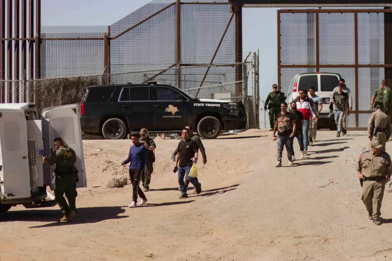 Detenciones de migrantes en frontera suroeste de EE.UU. se reducen 70%