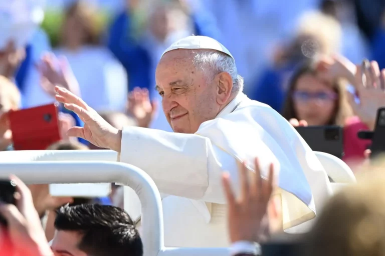 Papa Francisco mejora: ya se levantó y retomó su trabajo