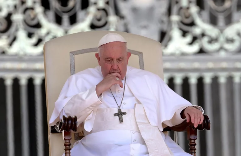 Operan al papa Francisco por una hernia abdominal