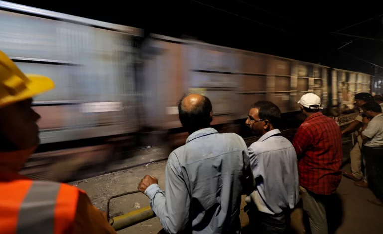 Restablecen la circulación de trenes en la zona del accidente con 275 muertos en India
