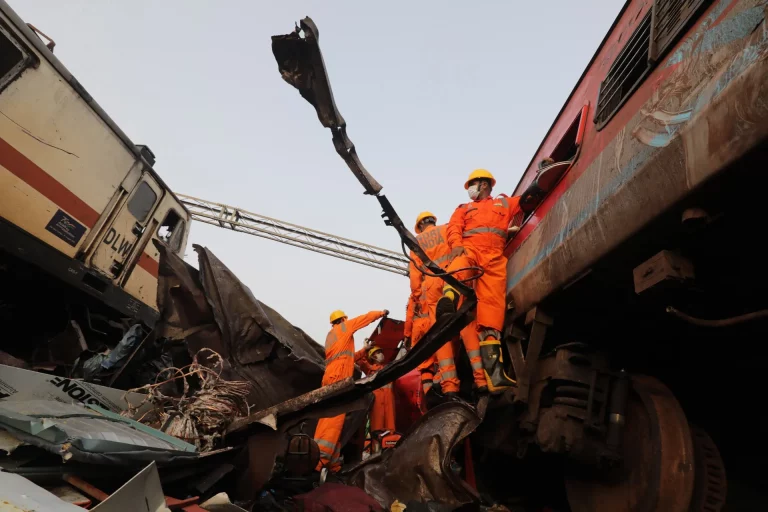 Suman 238 muertos por choque de trenes en India