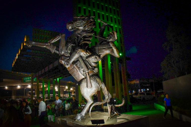 Soledad recibe del gobernador monumento escultórico de Graciano Sánchez