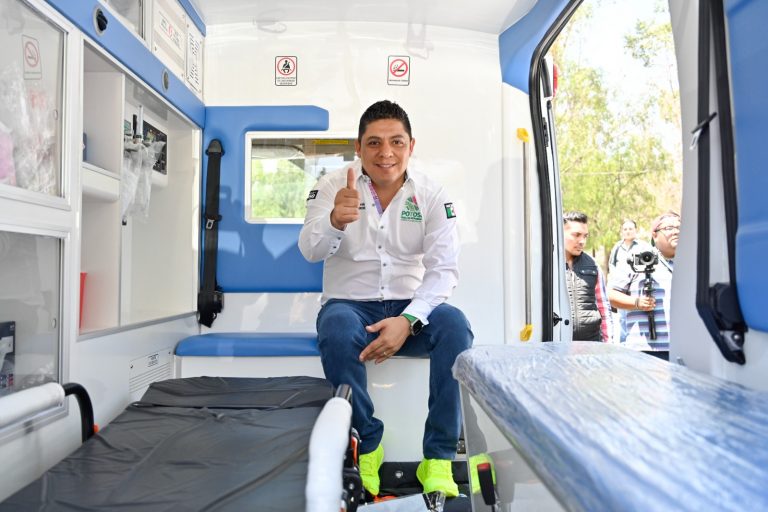Ricardo Gallardo pone en operación 33 nuevas ambulancias