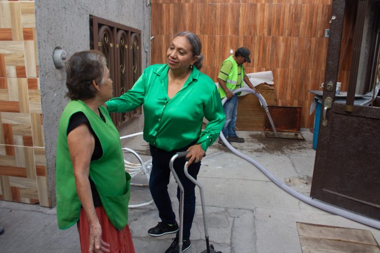 Leonor Noyola entrega de agua a familias afectadas por desabasto