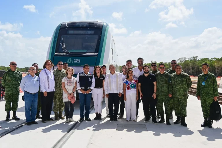López Obrador celebra llegada del primer vagón del Tren Maya a Cancún