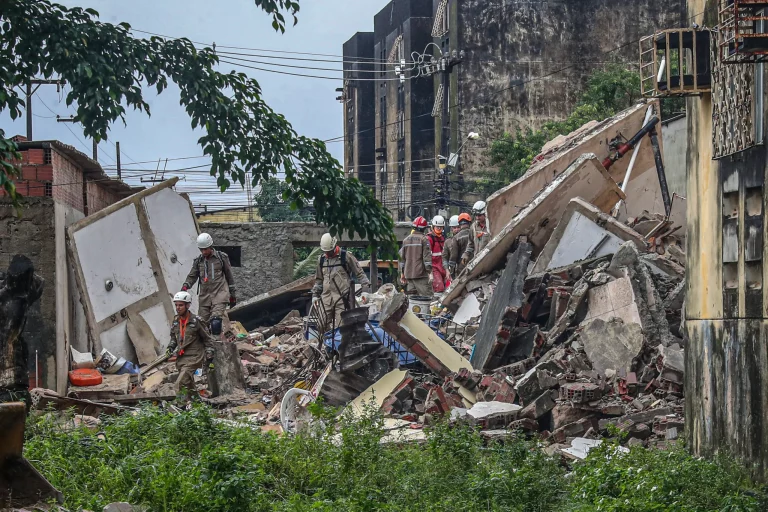 Número de muertos por el desplome de un edificio en Brasil se eleva a 11