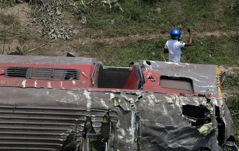Un error humano causó accidente de tren con 288 muertos en India
