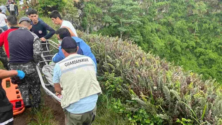 Rescatan a niño francés que cayó a un cráter volcánico de las Islas Galápagos
