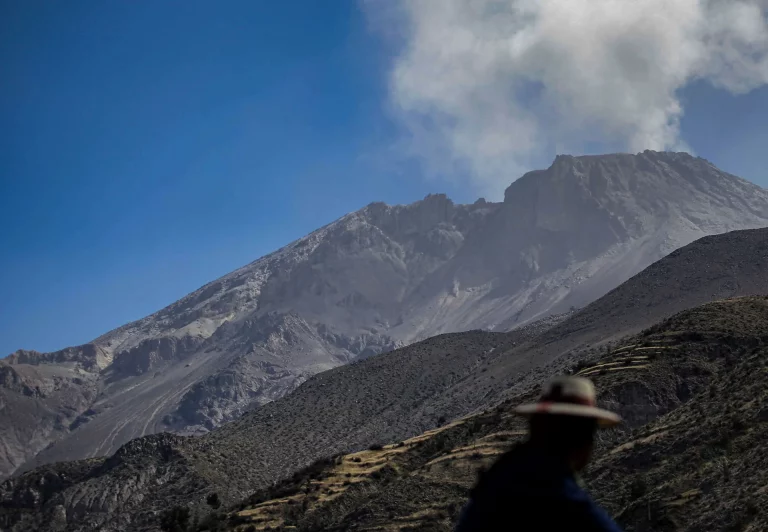 Perú toma medidas de prevención ante el proceso eruptivo del volcán Ubinas