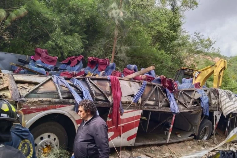 Volcadura de autobús en Oaxaca deja al menos 26 muertos y 18 heridos