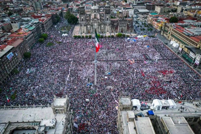 Asistieron más de 250 mil personas a festejo de AMLO en el Zócalo: Batres