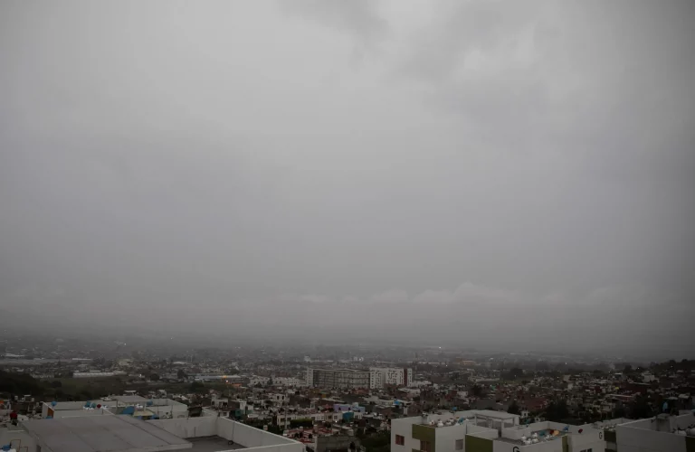 Onda tropical 20 se desplaza hacia oriente de México, ocasionando lluvias en 11 estados
