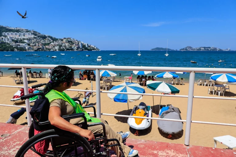 Niñas con discapacidad cumplen su sueño de visitar el mar en Acapulco