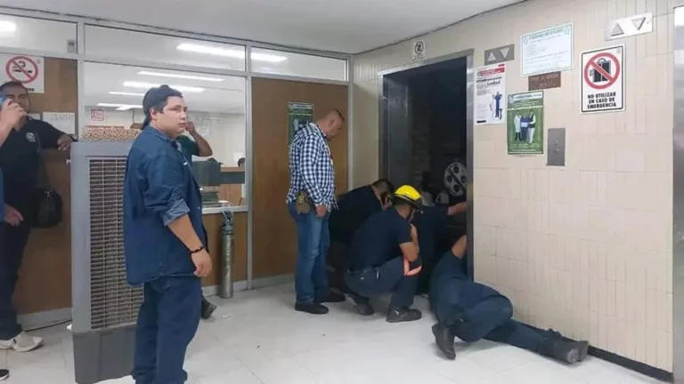 Rescatan a 7 personas atrapadas en elevador de IMSS en Monclova