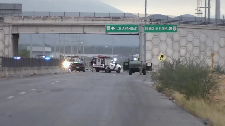 Hallan 3 cuerpos colgando de puente vehicular en Salinas Victoria