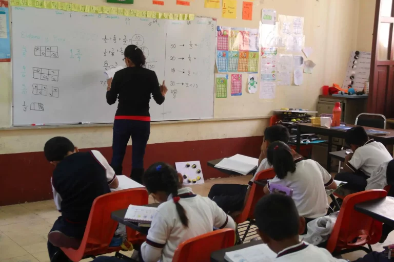 En medio polémica por libros de texto inician clases 24.4 millones de alumnos en México