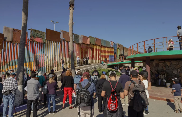 Activistas condenan renovación de muro fronterizo en Tijuana