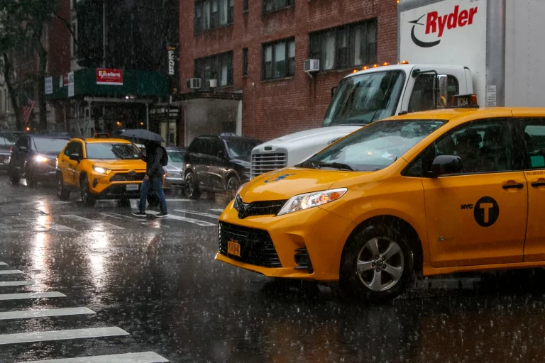 Alcalde de Nueva York se defiende tras críticas por respuesta tardía a lluvias