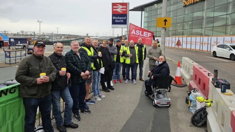 Conductores de trenes británicos van a la huelga por sus condiciones laborales