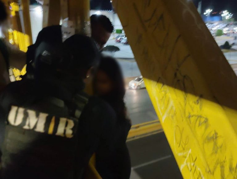 Guardia Municipal rescata a una joven que intentó lanzarse desde un puente peatonal en avenida Salvador Nava Martínez   