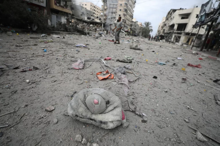Aumenta a 7 mil 703 muertos y casi 19 mil heridos las víctimas de los ataques israelíes en Gaza. Foto de EFE