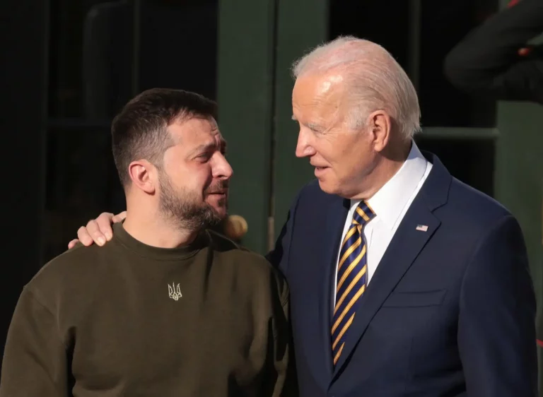 Biden asegura a Ucrania el apoyo de EE.UU., pese a la oposición del ala trumpista
