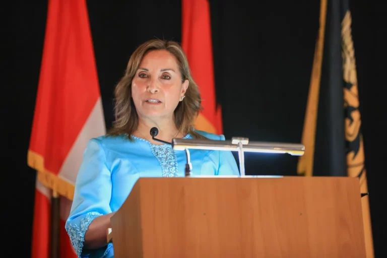 Presidenta de Perú afronta petición de destitución y protestas, mientras va de gira a Europa