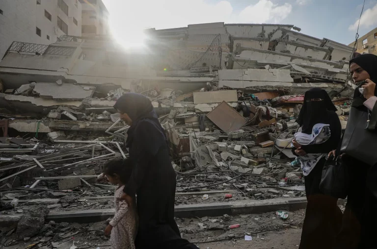 Continúa la caótica evacuación de Gaza bajo bombardeos tras vencer ultimátum de Israel