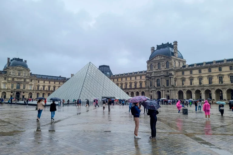 Cierran el museo de Louvre y Versalles por amenaza de bomba