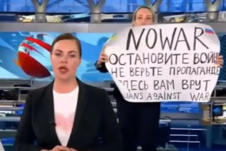 Condenan a 8.5 años de cárcel a la periodista rusa que protestó en TV contra la guerra