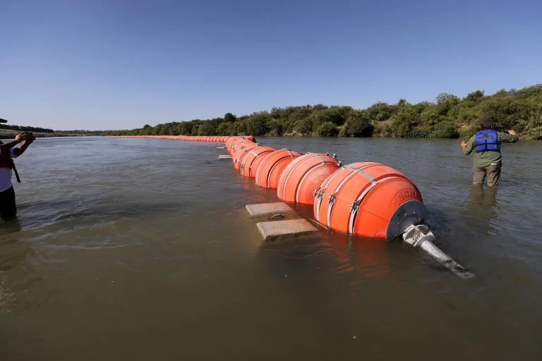 Texas pide a una corte de apelaciones que le permita mantener las boyas en el Río Grande