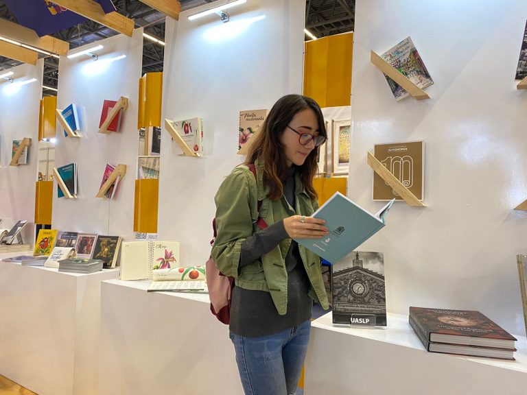 Abrir los libros para expandir la mente, apuesta de la UASLP en la Feria Internacional del Libro de Guadalajara 2023