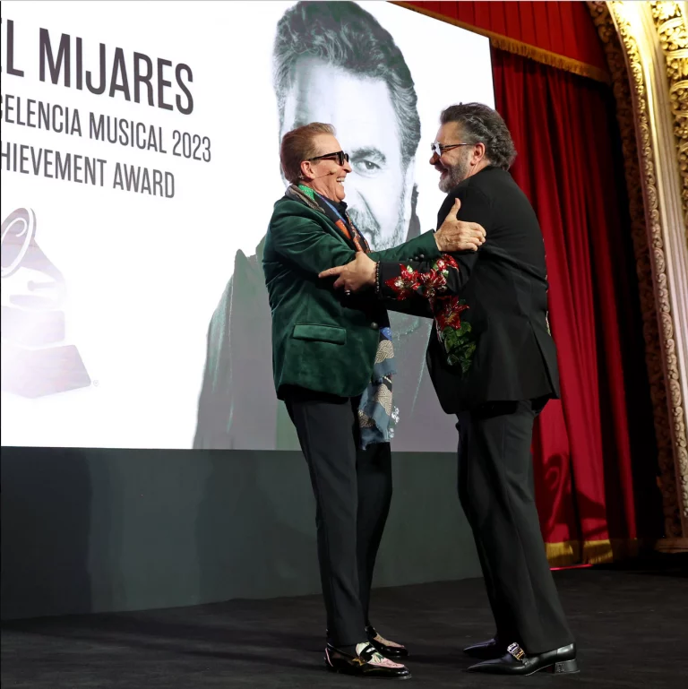 Galardonan a Manuel Mijares en los Latin Grammy 2023