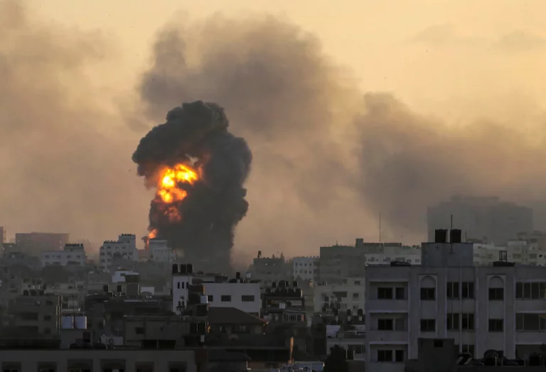 Imagen de archivo de un bombardeo israelí contra la ciudad de Gaza. Foto de EFE/EPA/MOHAMMED SABER