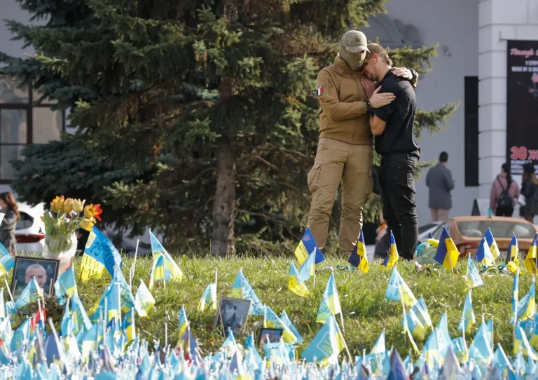 Memorial en Ucrania a los soldados muertos en combate. Foto de EFE/EPA/SERGEY DOLZHENKO