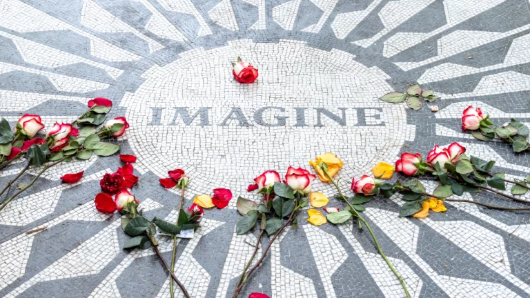 Fans recuerdan a Lennon el día de su muerte con flores, manzanas y música