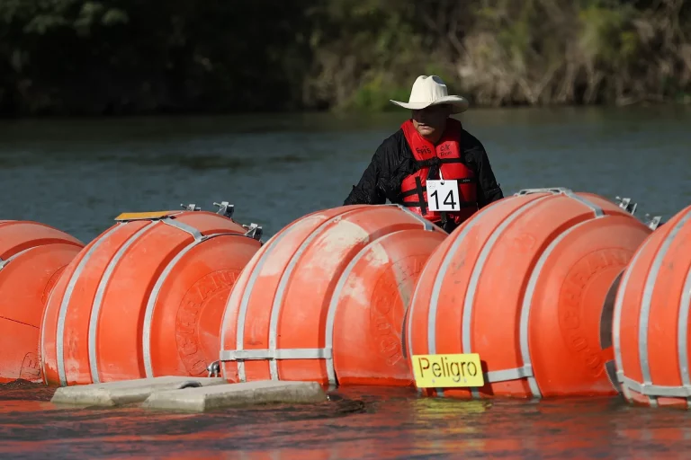 Revés legal a Texas por la barrera de boyas en la frontera con México