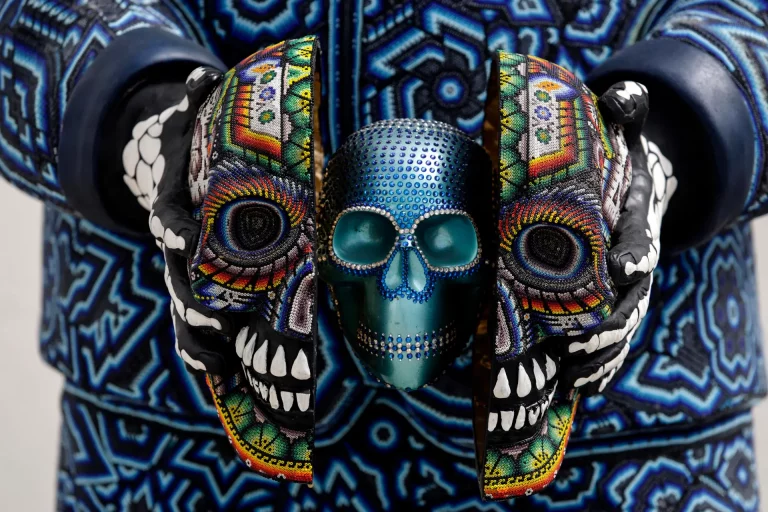 Museo mexicano exhibe cráneos de personajes hechos con arte indígena y cristales Swarovski