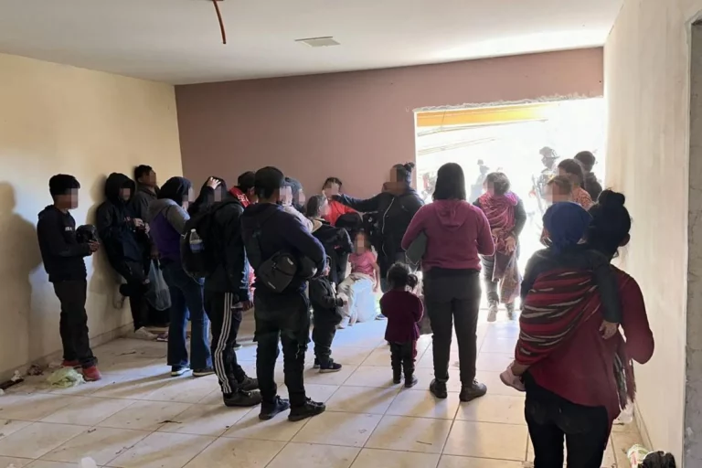 Aseguran a 101 migrantes guatemaltecos en una casa abandonada de Sonora