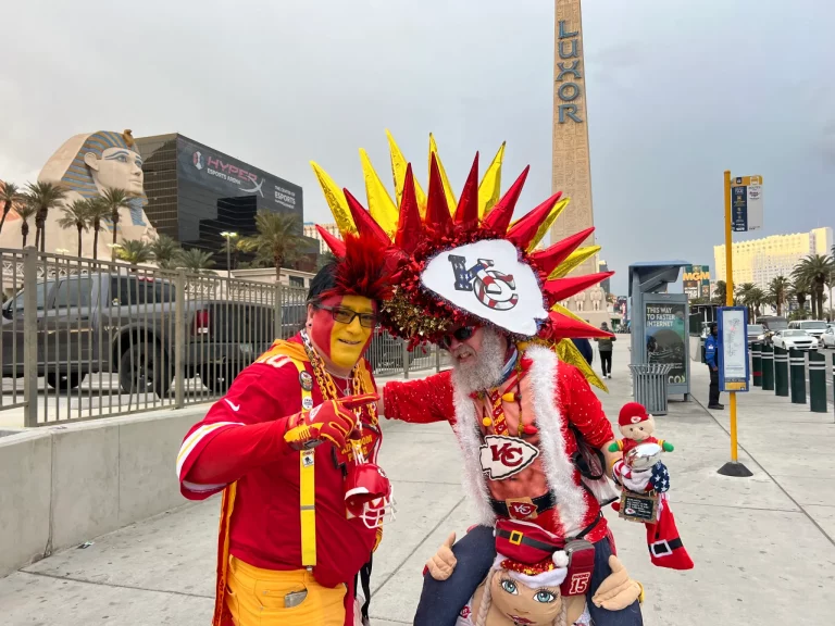Fanáticos de 49ers y Chiefs calientan el Super Bowl en Las Vegas